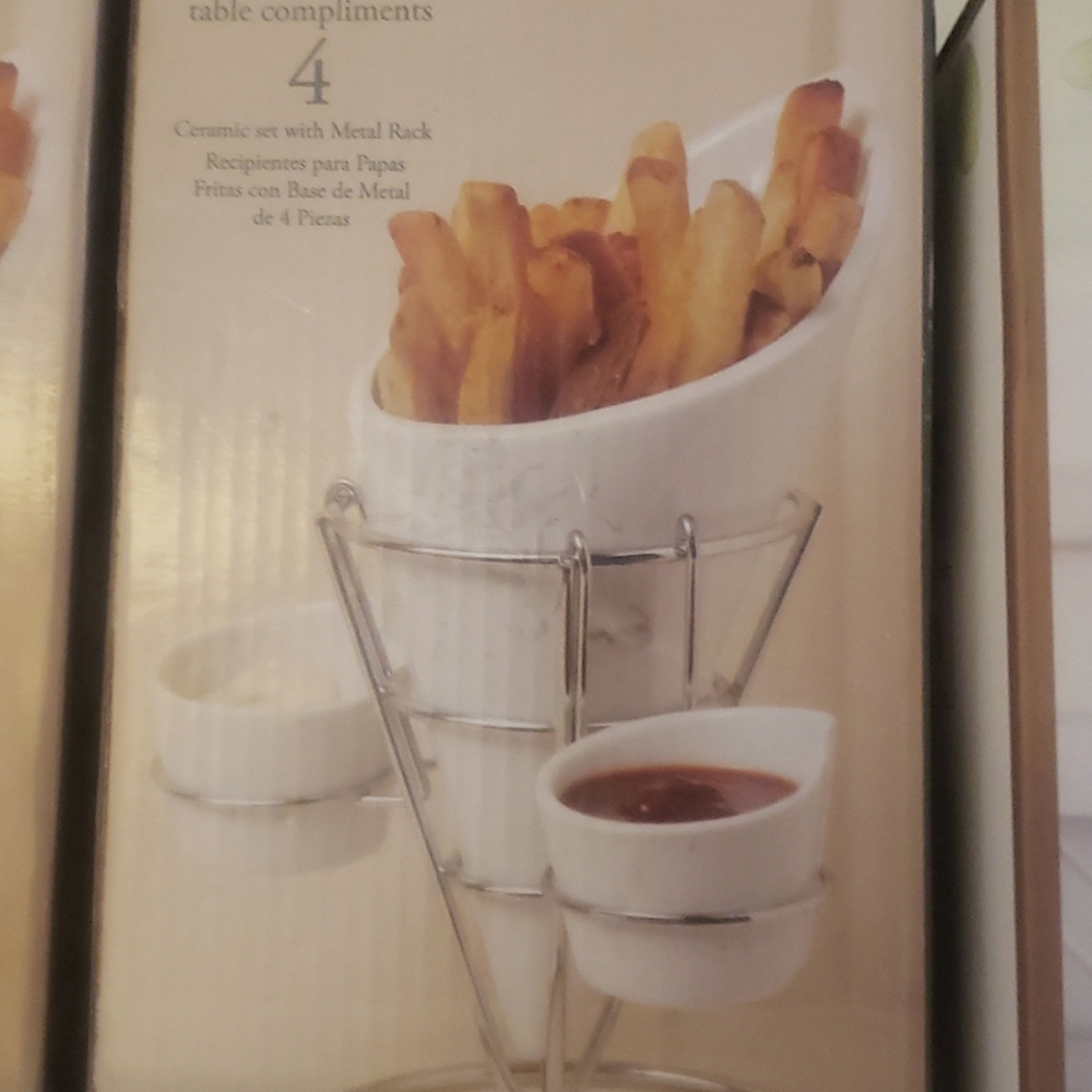 Table compliments 3 ceramic metal rack